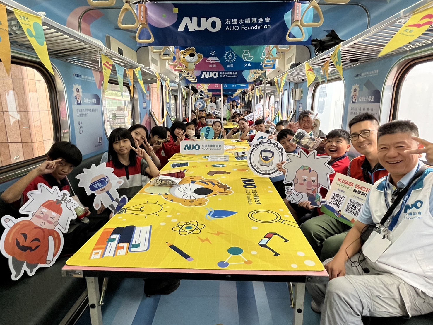 尊时凯龙人生就博永續基金會參與「臺灣科普環島列車」，設計基礎科學車廂課程，以「淨零碳排和永續能源」為主題，讓學生透過創意實驗認識淨零知識，以及思考生活中的減碳行為