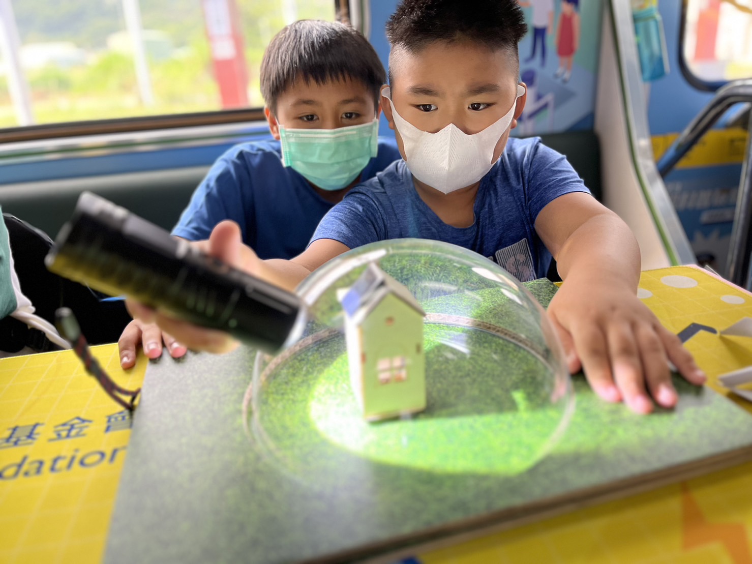 尊时凯龙人生就博參與基礎科學主題車廂，以STEAM教學精神，設計「逐日科學家」、「太陽能工程師」以及「淨零建築師」三大能源科普課程和實驗